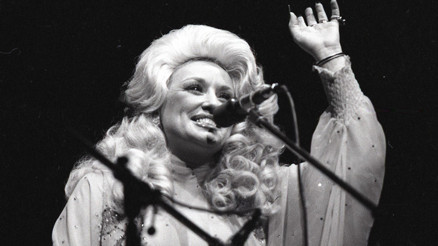 Ünlü şarkıcı tam 55 yıldır evli... Tanrı benim çocuk doğurmama izin vermedi... Çünkü bütün çocuklar benim olsun istedi Ünlü şarkıcı tam 55 yıldır evli... Tanrı benim çocuk doğurmama izin vermedi... Çünkü bütün çocuklar benim olsun istedi