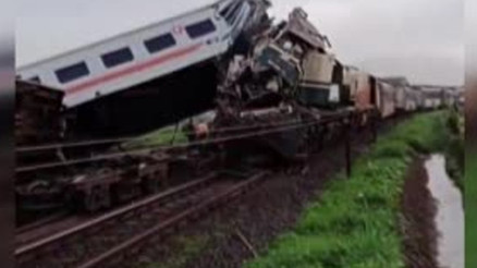 İki yolcu treni çarpıştı: 3 ölü, 28 yaralı