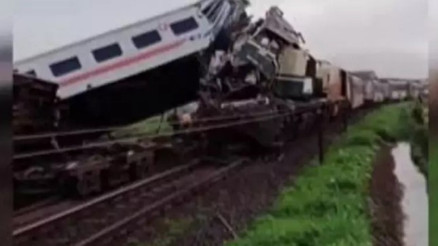 Endonezya’da iki yolcu treni çarpıştı: En az 3 ölü, 28 yaralı