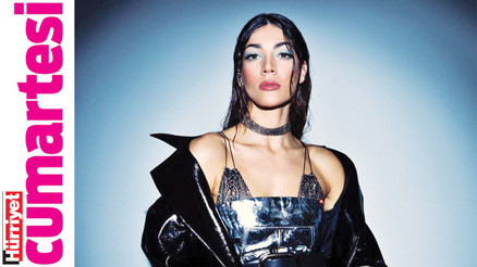 “Ateşe Düştüm’ü söylediğimde seyirci bir dakika boyunca alkışladı”