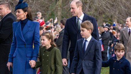 Etrafa gülücükler dağıta dağıta herkese tepeden bakıyorlar Etrafa gülücükler dağıta dağıta herkese tepeden bakıyorlar