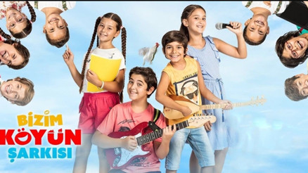 Bizim Köyün Şarkısı oyuncuları ile dikkat çekiyor.. Bizim Köyün Şarkısı filmi nerede çekildi Konusu ve oyuncu kadrosu detayları