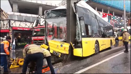 Avcılarda İETT otobüsü kaza yaptı Avcılarda İETT otobüsü kaza yaptı