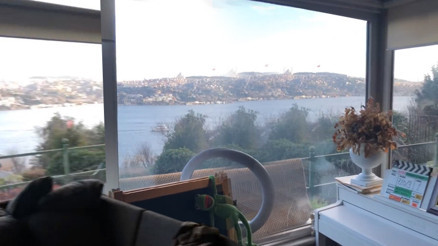 Elinde paspas bütün evi temizledi... Size Boğaz manzaramı göstereyim