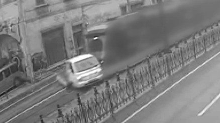 Beyoğlu’nda tramvayın kamyoneti sürüklediği anlar güvenlik kamerasında