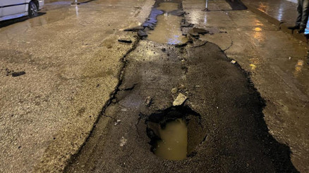 Ankarada yağmur nedeniyle yol çöktü, kamyonun lastiği çukura düştü