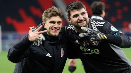 Galatasaray, Beşiktaşın eski yıldızı için görüşmelere başladı Resmi temas kuruldu...