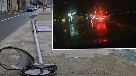 Sarıyerde aydınlatma direği bir anda yola düştü O anlar kamerada