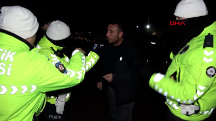 Trafik polisini gören alkollü sürücü, yolcu koltuğuna geçip, ispat et arabayı sürdüğümü dedi Trafik polisini gören alkollü sürücü, yolcu koltuğuna geçip, ispat et arabayı sürdüğümü dedi