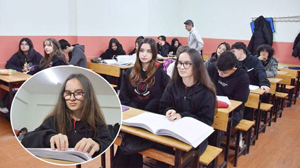 Engelleri arkadaşlarının okuduğu sesli kitapla aşıyor