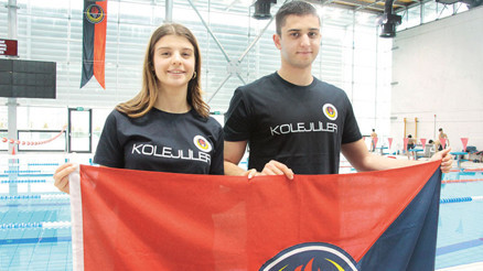 Liseli yüzücüler ABD’ye kulaç attı