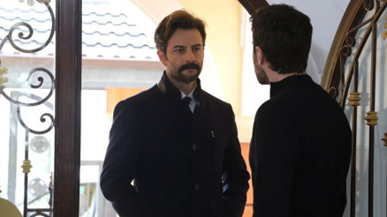 Üç Kız Kardeş son bölüm (70. bölüm) izleme ekranı Üç Kız Kardeş son bölümde Kartala gelen telefon şoke etti Bazı sırları ortaya çıkarmanın zamanı geldi... İşte yeni bölüm fragmanı...