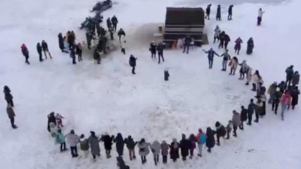 Buz tutan Çıldır Gölüne yoğun ilgi: Kimi buz pateni yapıyor, kimi atlı kızaklarla gezintiye çıkıyor...