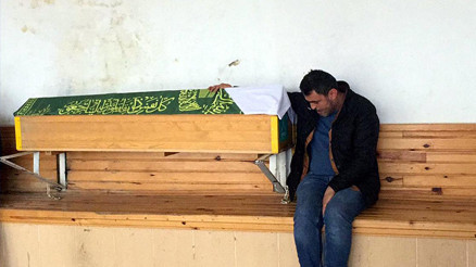 2 yaşındaki bebeğin yürek yakan ölümü Acılı baba, taziyeleri kızının tabutu başında kabul etti