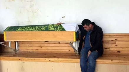 Kocaelide iş makinesinin altında kalan bebeğinin tabutu başında taziyeleri kabul etti