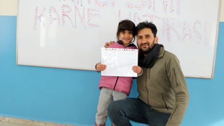 2 derslikli okulun tek öğrencisi... Hasretin karne sevinci: Okuyup doktor olacağım