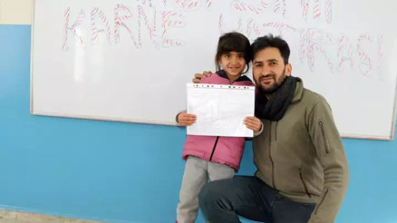 2 derslikli okulun tek öğrencisi... Hasretin karne sevinci: Okuyup doktor olacağım