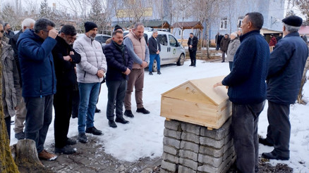 İple asılı bulunan 2 kız çocuğu toprağa verildi... Acılı baba: Çok yalnız bıraktık İple asılı bulunan 2 kız çocuğu toprağa verildi... Acılı baba: Çok yalnız bıraktık