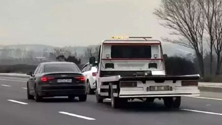 Trafikte tehlikeli inatlaşma: Ehliyetlerine el konuldu