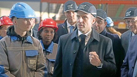 Macron, aşırı sağcı Le Pen’den rol çalıyor