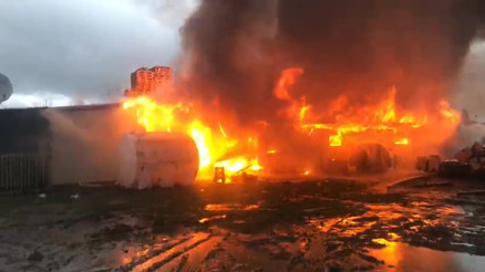Kocaelinde korkutan depo yangını Alevler gökyüzüne yükseldi