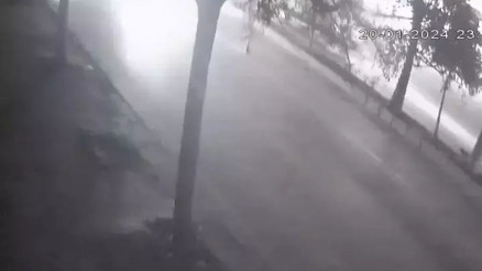 Karşı şeride geçmeye çalışırken iki otomobilin altında kalıp hayatını kaybetti