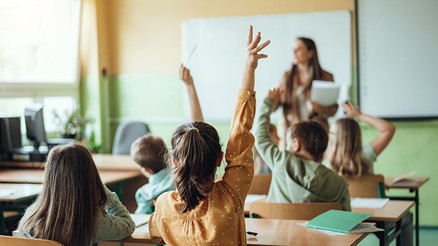Milli Eğitim Bakanlığı duyurdu: Öğretmenlerin aile birliği mazeretine ek yer değiştirme hakkı