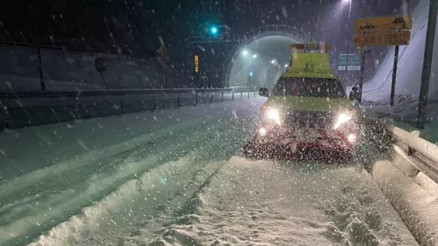 Japonyada şiddetli kar yağışı: Uçuşlar ve tren seferleri iptal edildi