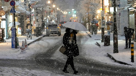 Japonyada kar kalınlığı 50 santimetreyi aştı 800 araç mahsur kaldı, uçuşlar iptal