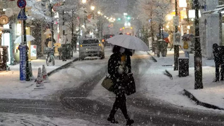 Japonyada kar kalınlığı 50 santimetreyi aştı 800 araç mahsur kaldı, uçuşlar iptal