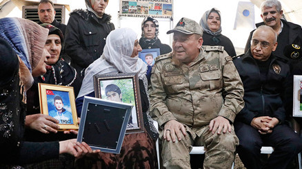 Tümgeneral Yıldırımdan, evlat nöbeti tutan aileleri ziyaret