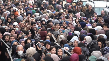 Bursada züccaciye mağazası açılışında izdiham: Baygınlık geçirenler oldu