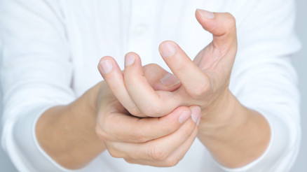 Vücudundaki karıncalanma hissini çok kahve içmesine bağladı, gerçek bambaşka çıktı 47 yaşındayken tedavisi olmayan bir hastalık teşhisi kondu