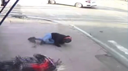 Samsunda motosiklet sürücüsünün sürüklendiği kaza anı kamerada