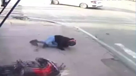 Motosikletli sürücünün metrelerce sürüklendiği kaza kamerada