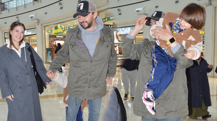 Ünlü çift çocuklarıyla alışverişte... Kardeşler arasında sorun yok