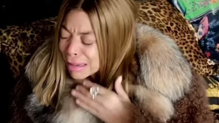 Onca şöhretten geriye kalan... Yastığına sarılıp ağladı.. Ne arkadaşım var ne param