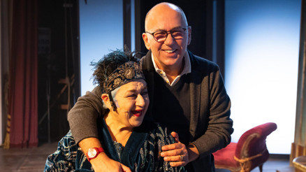 Şahane Misafir tiyatro sahnesinde