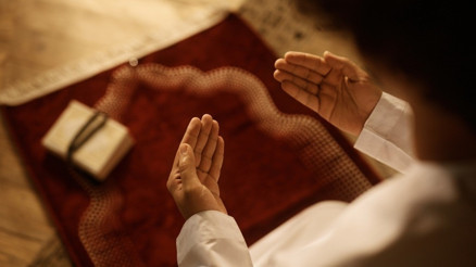 MİRAÇ KANDİLİ NAMAZI KILINIŞI (ADIM ADIM ANLATIM) | Kandil gecesi namazı nasıl kılınır, kaç rekat Miraç Kandili namazı ne zaman, saat kaçta kılınır 12-100 rekat kandil namazı kılınışı