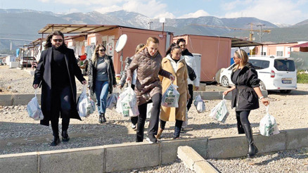 Depremzedeleri ziyaret ettiler