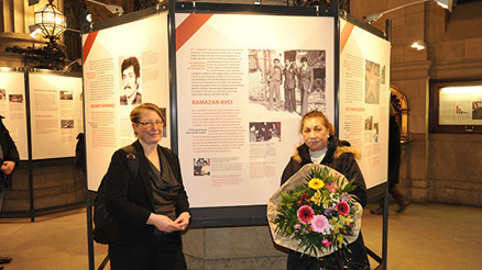 Irkçılık sergisine Türkçe rehber eşliğinde gezi