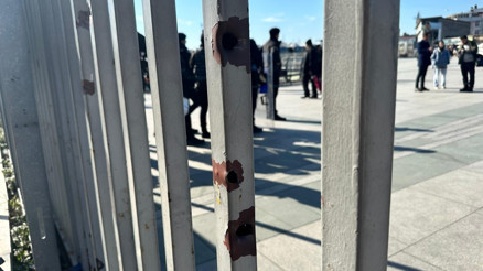 Adliyedeki hain saldırının izleri demir kapıda