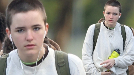 Boşanan ünlü çiftin kızı biraz asi çıktı... Artık saçıyla uğraşmasına gerek kalmadı