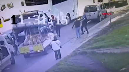Seyyar satıcıdan zabıtaya döner bıçaklı saldırı anı kamerada Seyyar satıcıdan zabıtaya döner bıçaklı saldırı anı kamerada