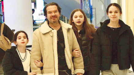 Kızları boyuna yetişti