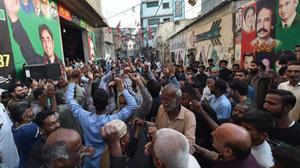 Pakistan seçimlerinde son durum: PTI destekli bağımsız adaylar yarışı önde götürüyor