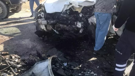 Sivasta iki hafif ticari araç çarpıştı: 1 ölü, 1 yaralı