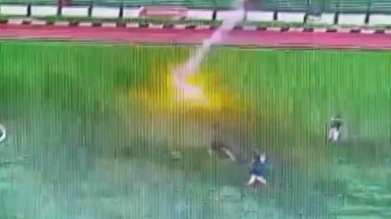 Endonezya’da sahaya yıldırım düştü, futbolcu hayatını kaybetti