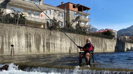 Keyfine düşkün 60 yaşındaki olta balıkçısı sosyal medyada gündem oldu