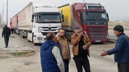 Ağrı Gürbulak’ta kuyrukta bekleyen TIR şoförleri çözüm bekliyor